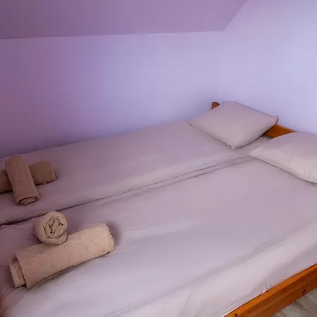 Enklawa Pana Pszczoly Feriehus Szczytna